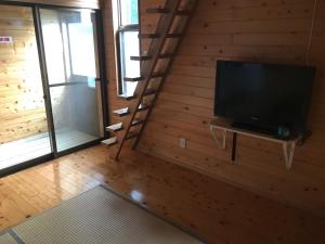 TV a/nebo společenská místnost v ubytování Kumamoto Guesthouse Minami Aso Little Asia