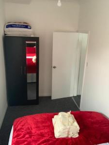 เตียงในห้องที่ Watford Town centre Apartment