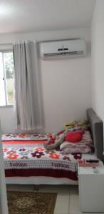 um quarto com uma cama e uma janela em Condomínio Conquista Premium Aleixo em Manaus