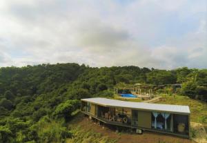 Vue aérienne d'une maison au milieu d'une forêt dans l'établissement La Colina Pura Vista, à Bejuco