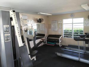 The fitness centre and/or fitness facilities at Coastal View Apartment