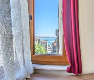 una finestra con vista sulla città di Cihangir Palace Hotel a Istanbul