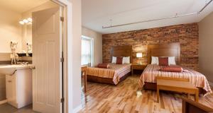Postel nebo postele na pokoji v ubytování Hotel Quartier des Spectacles