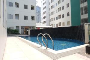 Πισίνα στο ή κοντά στο Modern 2BR Apartment at Pavilion Permata By Travelio