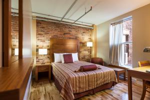 Postel nebo postele na pokoji v ubytování Hotel Quartier des Spectacles
