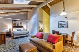 Postel nebo postele na pokoji v ubytování Big Sur Lodge
