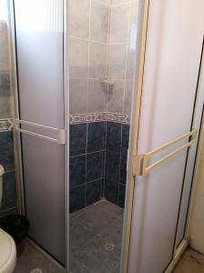 y baño con ducha y puerta de cristal. en Apartamento de Guatapé, en Guatapé