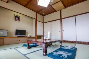 TV a/nebo společenská místnost v ubytování Tsuruga Tunnel Onsen Kitaguni Grand Hotel