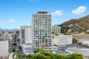 vista su una città con edifici alti di The Dalgety Apartments a Townsville