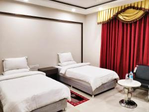 Bodhgaya Seven Inn Hotel n Restaurant客房内的一张或多张床位