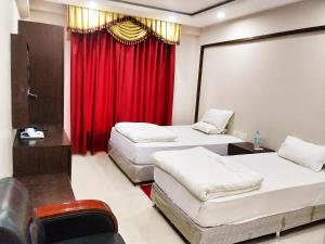 Bodhgaya Seven Inn Hotel n Restaurant客房内的一张或多张床位