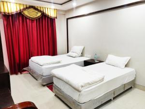 Bodhgaya Seven Inn Hotel n Restaurant客房内的一张或多张床位