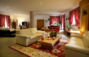 uma sala de estar com sofás e uma mesa de centro em Hotel Boton D'Or & Wellness em La Thuile