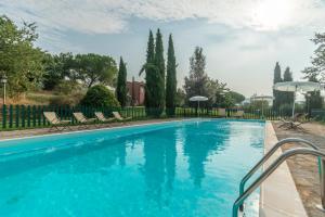 Bazén v ubytovaní Agriturismo Le Case Rosse di Montebuono alebo v jeho blízkosti