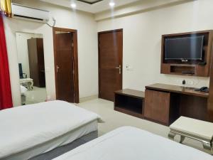 Bodhgaya Seven Inn Hotel n Restaurant的电视和/或娱乐中心