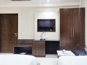Bodhgaya Seven Inn Hotel n Restaurant的电视和/或娱乐中心