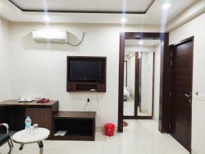Bodhgaya Seven Inn Hotel n Restaurant的电视和/或娱乐中心