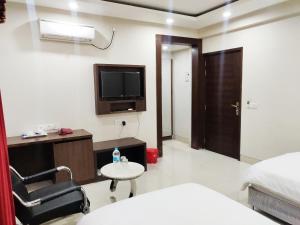Bodhgaya Seven Inn Hotel n Restaurant客房内的一张或多张床位