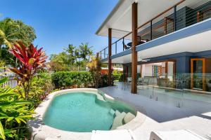 - une piscine en face d'une maison dans l'établissement Clifton Beach Holiday Villas, à Clifton Beach