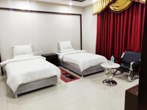 Bodhgaya Seven Inn Hotel n Restaurant客房内的一张或多张床位