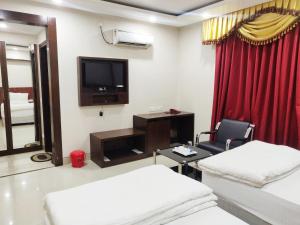 Bodhgaya Seven Inn Hotel n Restaurant的电视和/或娱乐中心