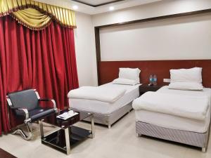 Bodhgaya Seven Inn Hotel n Restaurant客房内的一张或多张床位