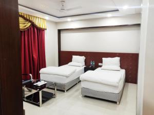 Bodhgaya Seven Inn Hotel n Restaurant客房内的一张或多张床位
