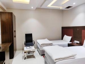 Bodhgaya Seven Inn Hotel n Restaurant客房内的一张或多张床位