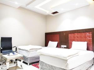 Bodhgaya Seven Inn Hotel n Restaurant客房内的一张或多张床位