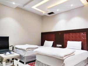 Ένα ή περισσότερα κρεβάτια σε δωμάτιο στο Bodhgaya Seven Inn Hotel n Restaurant