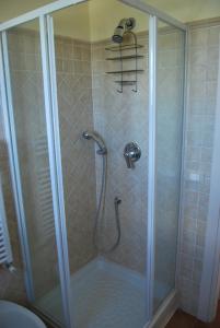 y baño con ducha y puerta de cristal. en Le Casine, en Cortona