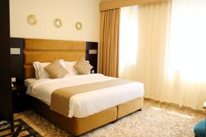 Ένα ή περισσότερα κρεβάτια σε δωμάτιο στο Salalah Royal Hotel Suites