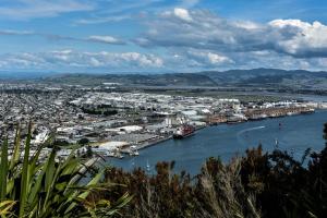 een uitzicht op een stad met een haven bij Up in the Stars B&B in Tauranga