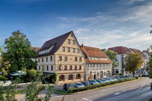 ヘレンベルクにあるRinghotel Gasthof Hasenの車が目の前に停まった大きな建物