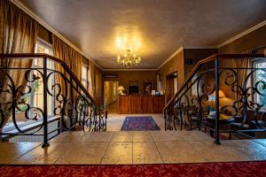 un pasillo con una escalera en una casa en Hotel La Residenza en Timisoara