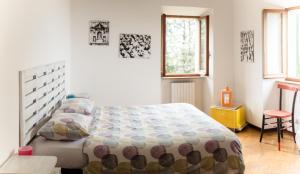 um quarto com uma cama grande e uma janela em MeraVilla em Ascoli Piceno