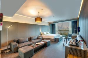 沙迦72 Hotel Sharjah的配有床和沙发的酒店房间