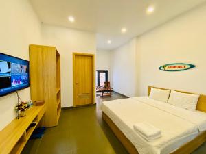 Tempat tidur dalam kamar di Vitamin Sea Homestay Nha Trang