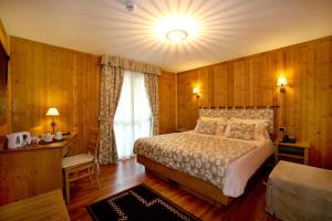 Hotel Boton D'Or & Wellness a La Thuile客房内的一张或多张床位