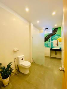 uma casa de banho com um WC e um lavatório em Vitamin Sea Homestay Nha Trang em Nha Trang