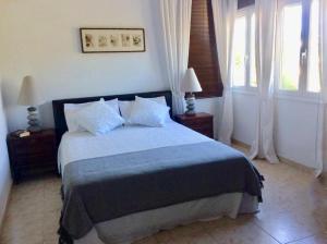 Postel nebo postele na pokoji v ubytování Villa Rosa Sitges