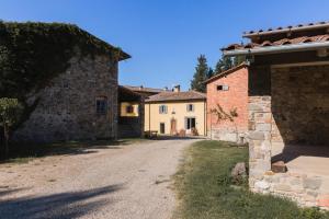 an alley between two buildings with a stone wall at Appartamenti Catarsena in Banzena