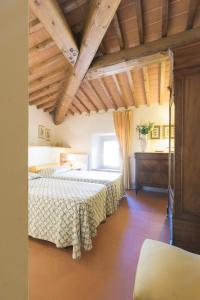 a bedroom with two beds and a piano in a room at Appartamenti Catarsena in Banzena