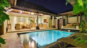 ein Schwimmbad in einem Haus in der Nacht in der Unterkunft DISINI Luxury Spa Villas-CHSE Certified in Seminyak