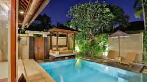 Der Swimmingpool an oder in der Nähe von DISINI Luxury Spa Villas-CHSE Certified