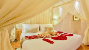 Ein Bett oder Betten in einem Zimmer der Unterkunft DISINI Luxury Spa Villas-CHSE Certified