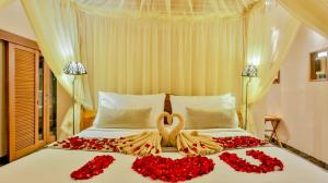 Ein Bett oder Betten in einem Zimmer der Unterkunft DISINI Luxury Spa Villas-CHSE Certified