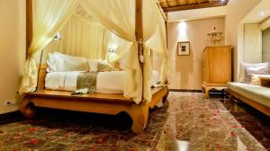 Ein Bett oder Betten in einem Zimmer der Unterkunft DISINI Luxury Spa Villas-CHSE Certified