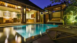 Der Swimmingpool an oder in der Nähe von DISINI Luxury Spa Villas-CHSE Certified