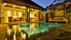 Der Swimmingpool an oder in der Nähe von DISINI Luxury Spa Villas-CHSE Certified